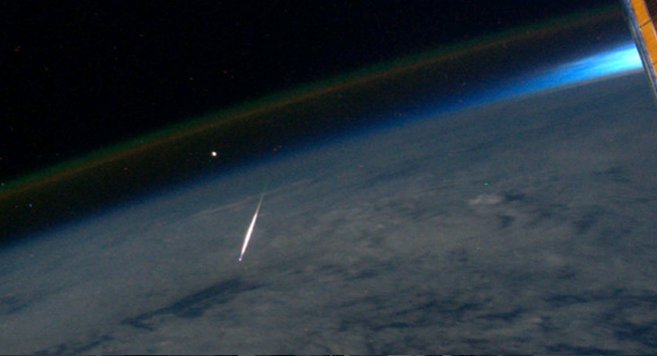 Imagen de un meteoro de las perseidas tomada el 13 de agosto de 2011 desde la Estación Espacial Internacional (NASA ISS028-E-24847) Meteoro de las perseidas