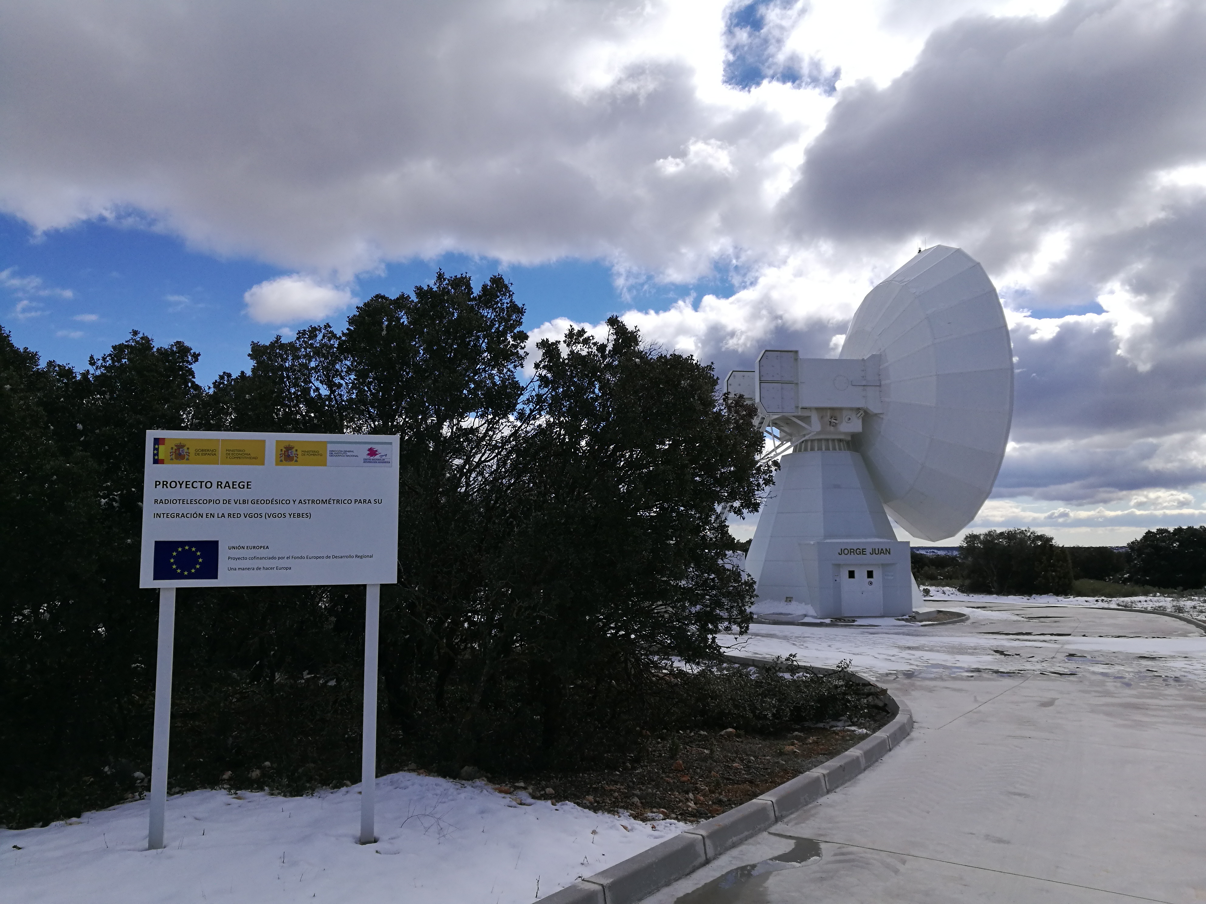 13,2 meter radiotelescope Radiotelescopio de 13 m